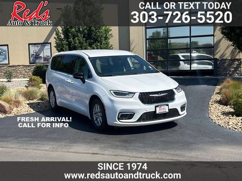 Used 2024 Chrysler Pacifica Touring-L FWD image 1