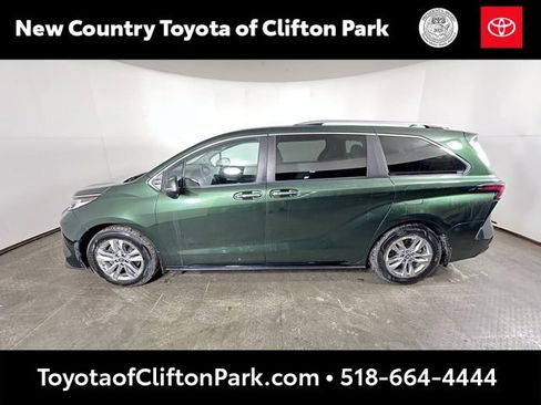Used 2023 Toyota Sienna Limited image 6