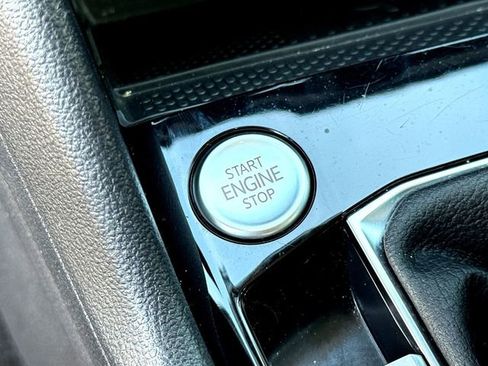 Used 2024 Volkswagen Taos SE w/ Panoramic Sunroof Package image 17