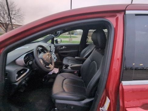 Used 2025 Chrysler Pacifica Select image 21