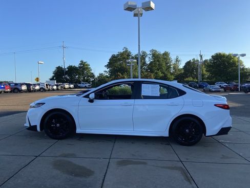 Used 2025 Toyota Camry SE FWD image 9