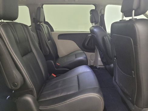 Used 2016 Chrysler Town & Country Touring image 19