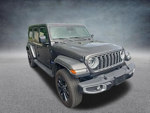 Used 2025 Jeep Wrangler Unlimited Sahara AWD/4WD image 10