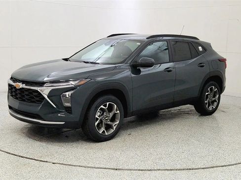 New 2026 Chevrolet Trax LT w/ Driver Confidence Package FWD image 3
