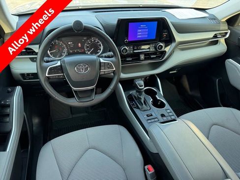 Used 2024 Toyota Highlander LE AWD/4WD image 14