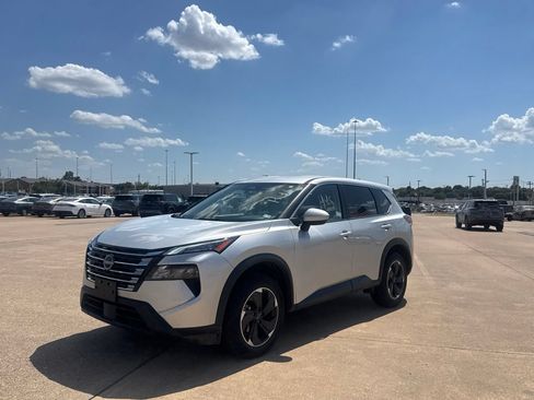 Certified 2025 Nissan Rogue SV FWD image 8