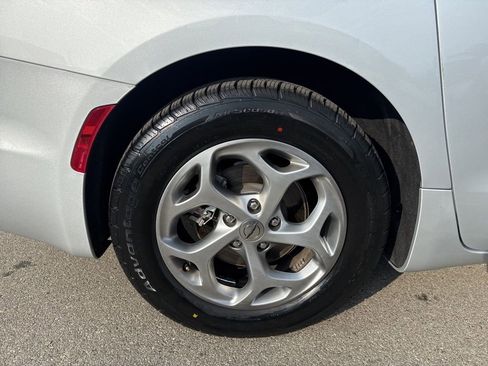 Used 2024 Chrysler Pacifica Limited image 10