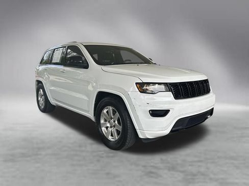 Used 2017 Jeep Grand Cherokee Altitude RWD image 2