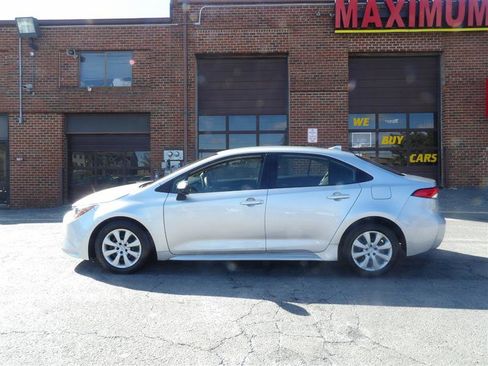 Used 2020 Toyota Corolla LE image 2