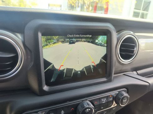 Used 2018 Jeep Wrangler Unlimited Sahara AWD/4WD image 17