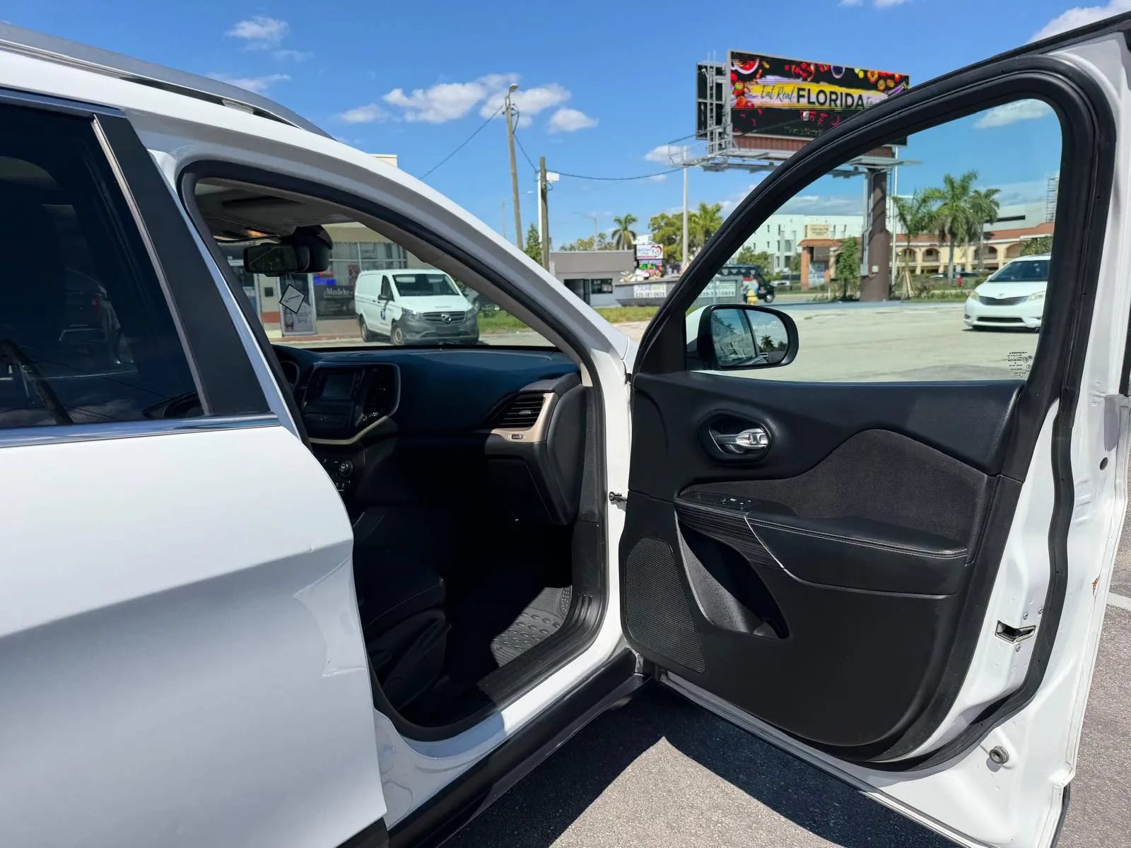 Used 2015 Jeep Cherokee Latitude w/ Comfort/Convenience Group FWD image 24