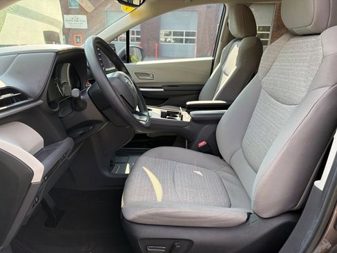 Used 2024 Toyota Sienna LE w/ LE Plus Package FWD image 15