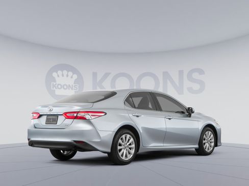 Used 2018 Toyota Camry LE w/ Convenience Package FWD image 4