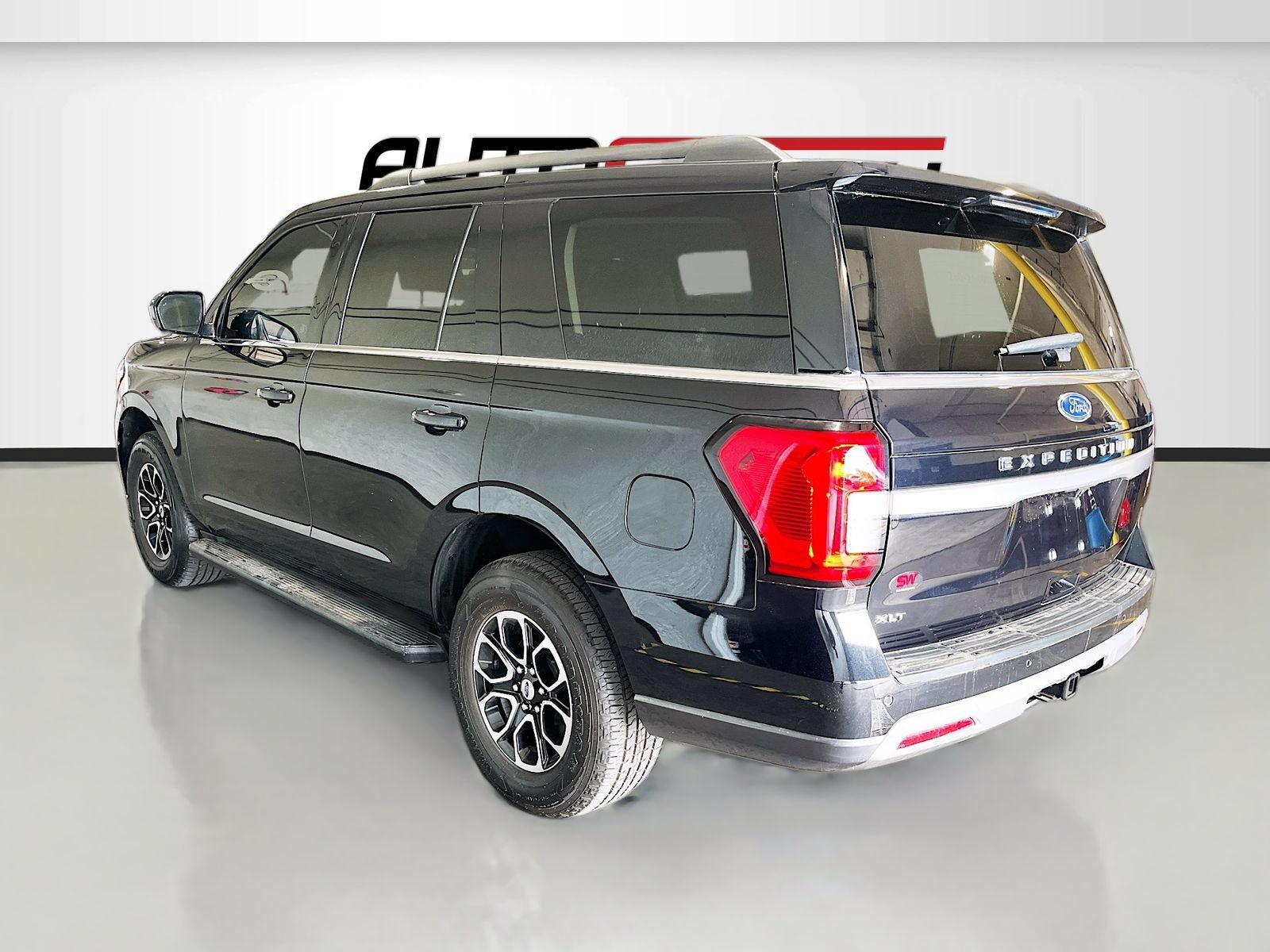 Used 2024 Ford Expedition XLT AWD/4WD image 5