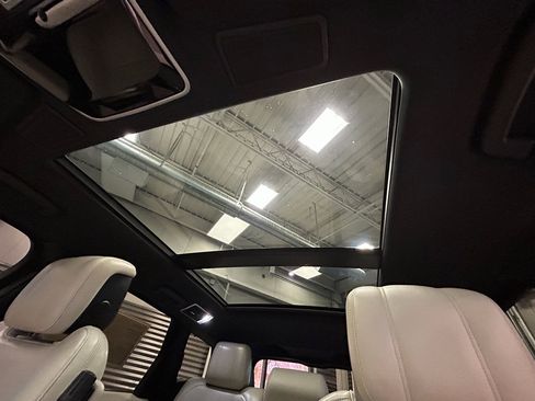 Used 2020 Land Rover Range Rover Sport HSE image 3