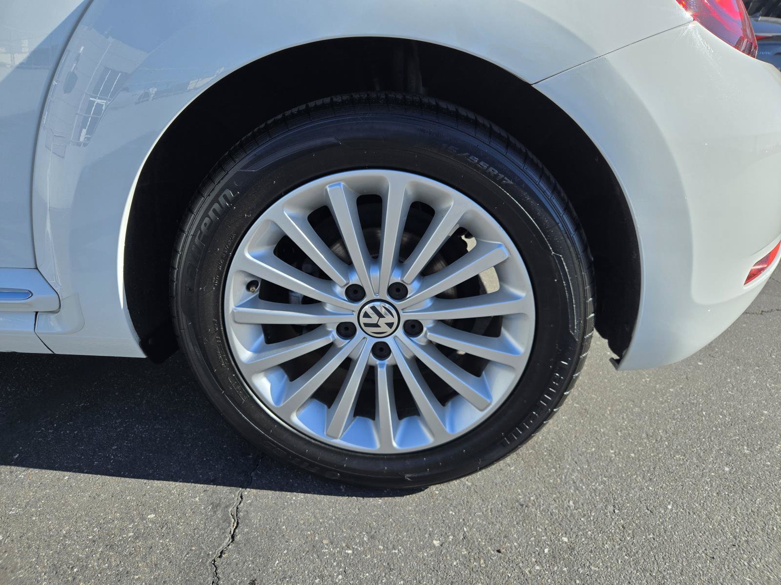Used 2019 Volkswagen Beetle 2.0T SE FWD image 32