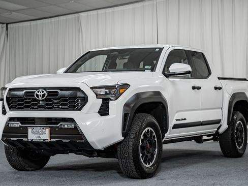 Used 2024 Toyota Tacoma TRD Off-Road image 3