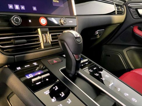 Used 2026 Porsche Macan image 17