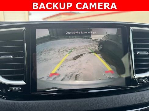 Used 2024 Chrysler Pacifica Touring-L image 4