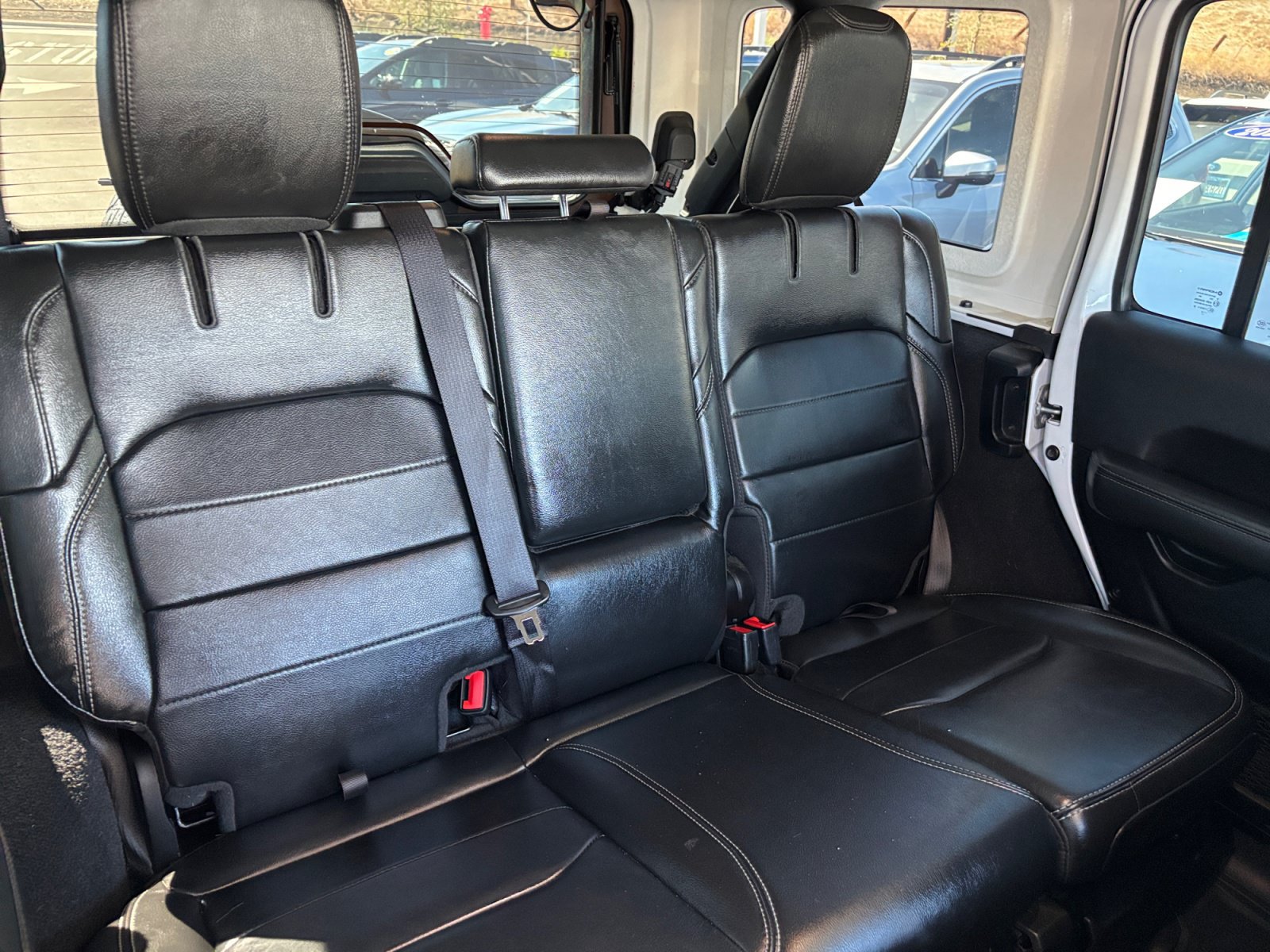 Used 2022 Jeep Wrangler Unlimited Sahara AWD/4WD image 19