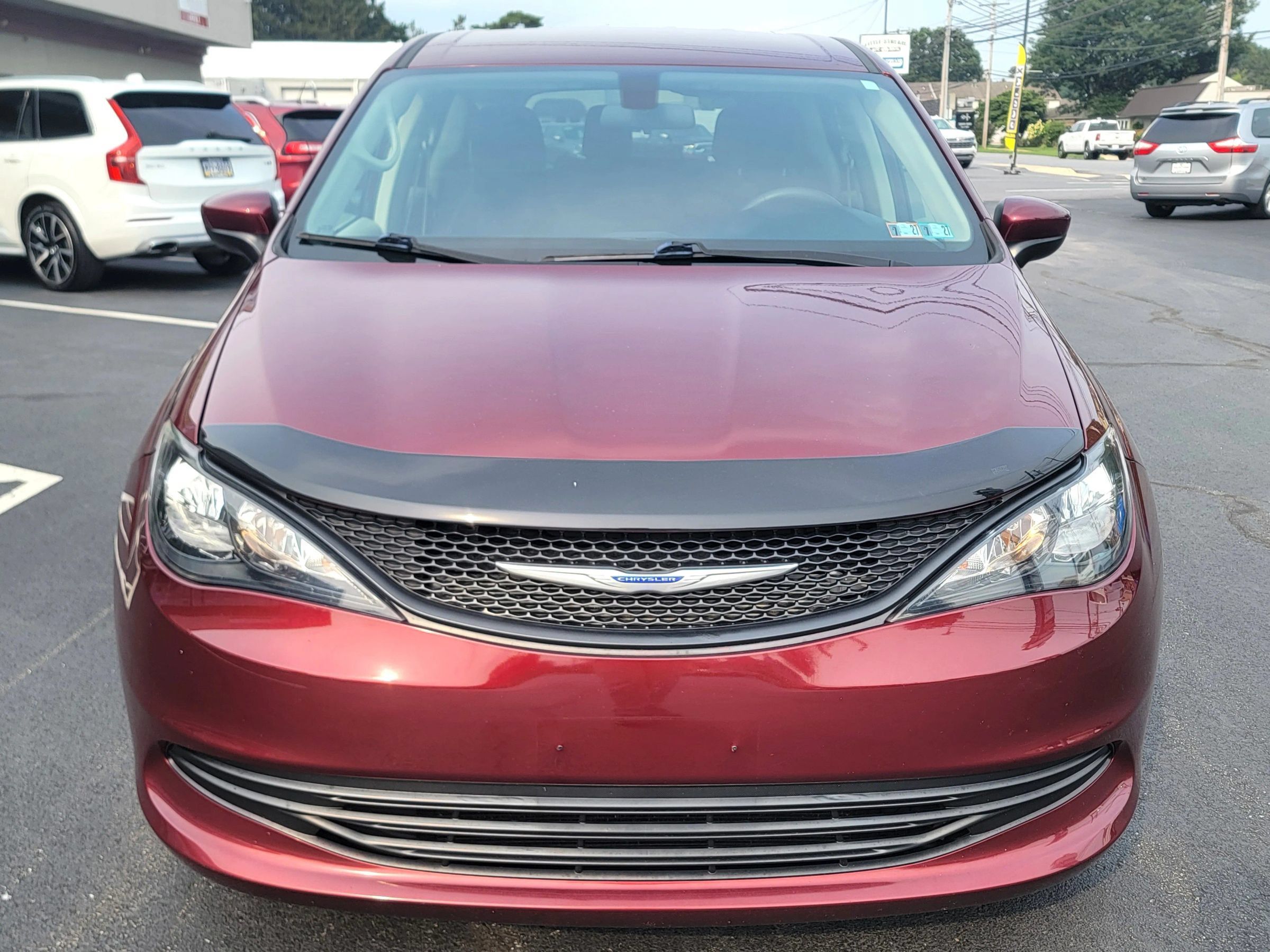 Used 2020 Chrysler Voyager L FWD image 2