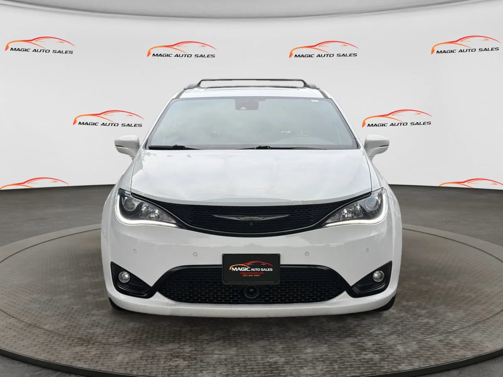 Used 2019 Chrysler Pacifica Limited w/ Advanced Safetytec Group FWD image 3