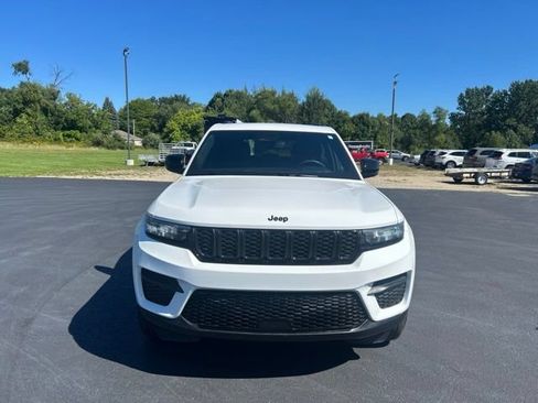 Used 2024 Jeep Grand Cherokee Altitude AWD/4WD image 8