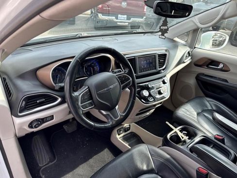 Used 2019 Chrysler Pacifica Touring-L FWD image 20