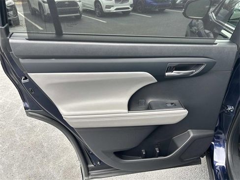 Used 2021 Toyota Highlander XLE image 21