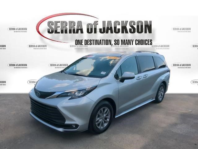 Used 2025 Toyota Sienna XLE FWD image 5