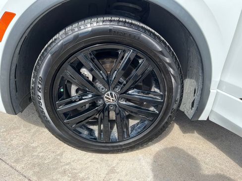 Used 2022 Volkswagen Tiguan SE R-Line image 33