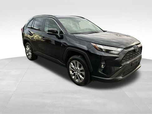 Used 2023 Toyota RAV4 XLE Premium image 7