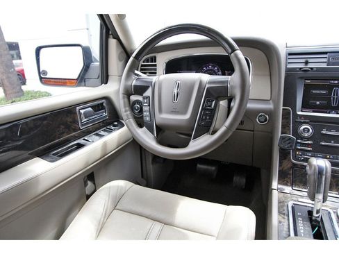 Used 2015 Lincoln Navigator 2WD image 7