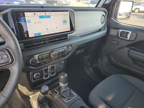 Used 2024 Jeep Gladiator Sport image 20