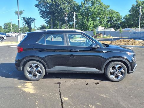 Used 2025 Hyundai Venue SEL FWD image 2