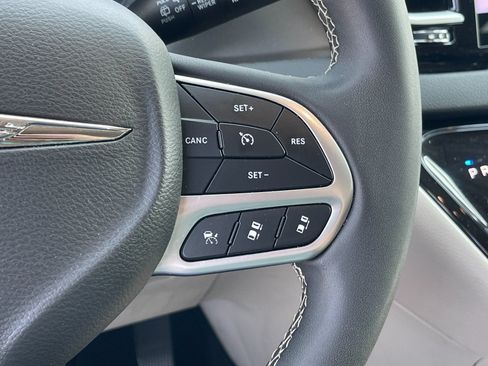 Used 2024 Chrysler Pacifica Touring-L FWD image 28