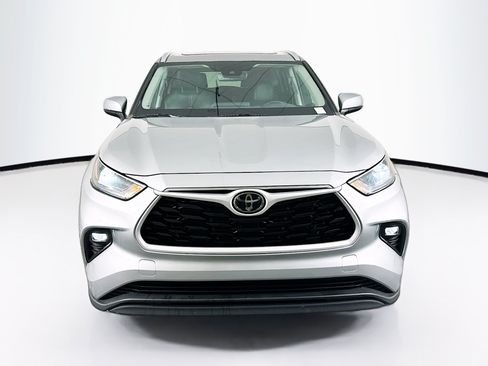 Used 2024 Toyota Highlander XLE FWD image 2