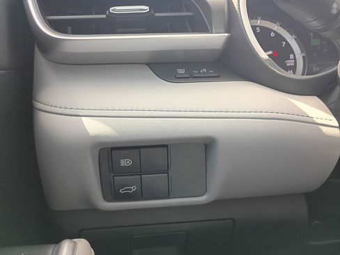 Certified 2021 Toyota Highlander XLE FWD image 17