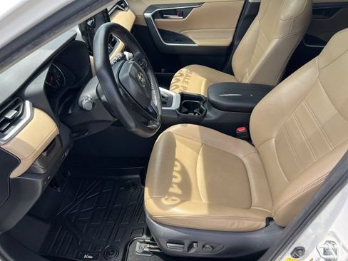 Used 2019 Toyota RAV4 XLE Premium FWD image 10