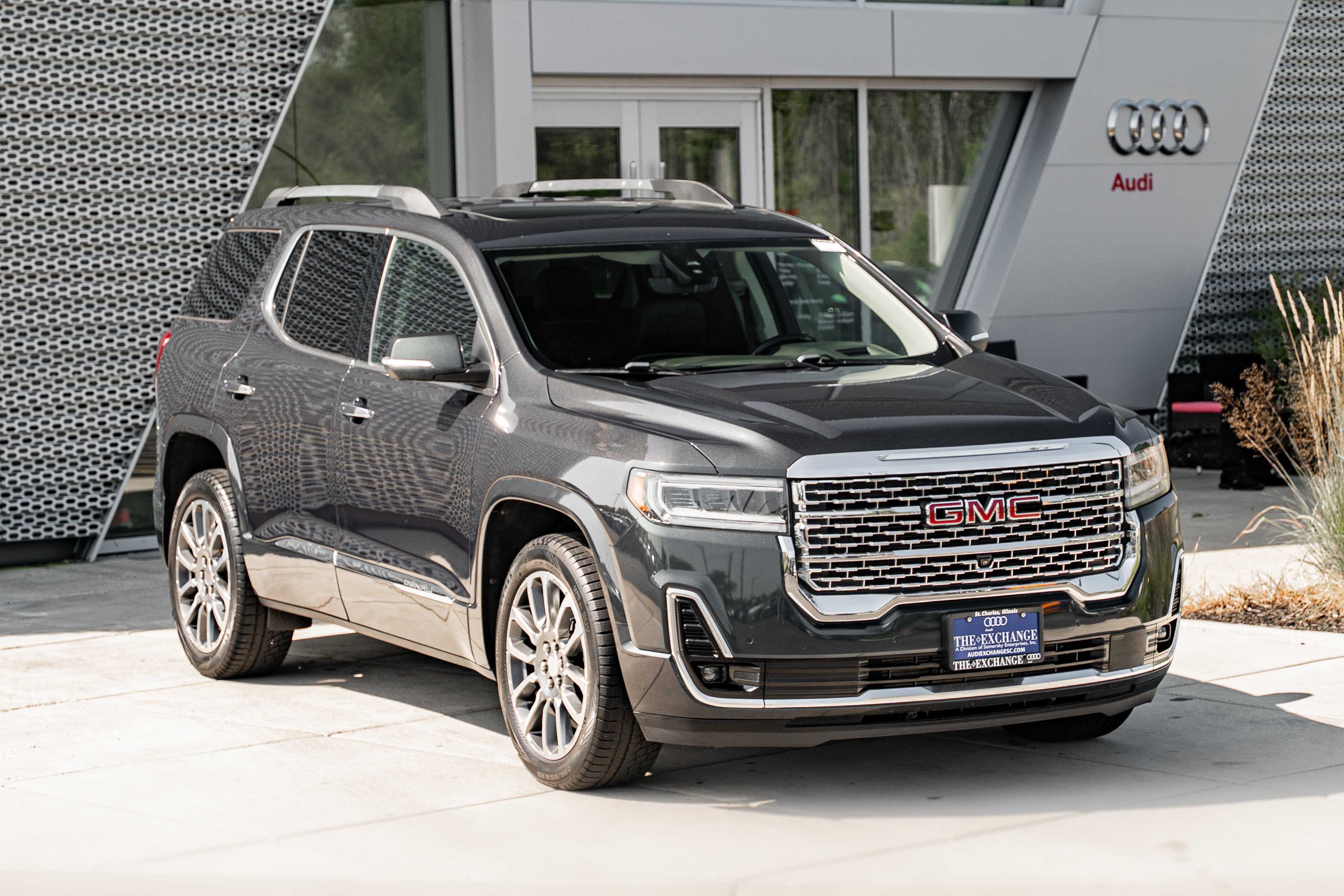 Used 2021 GMC Acadia Denali w/ Denali Ultimate Package AWD/4WD image 2