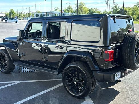 Used 2025 Jeep Wrangler Unlimited Sahara AWD/4WD image 4