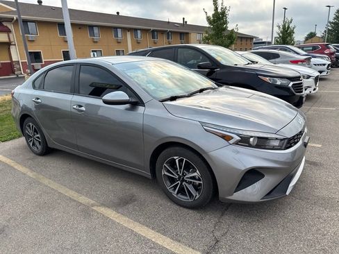 Used 2022 Kia Forte LXS FWD image 3