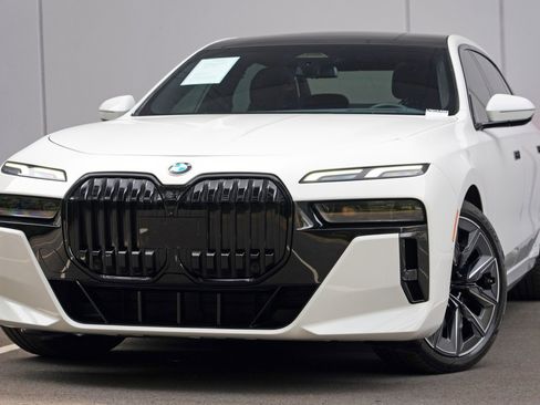 Used 2023 BMW 740i w/ Parking Assistance Package RWD image 3