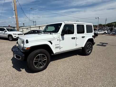 Used 2023 Jeep Wrangler Unlimited Sahara AWD/4WD image 31