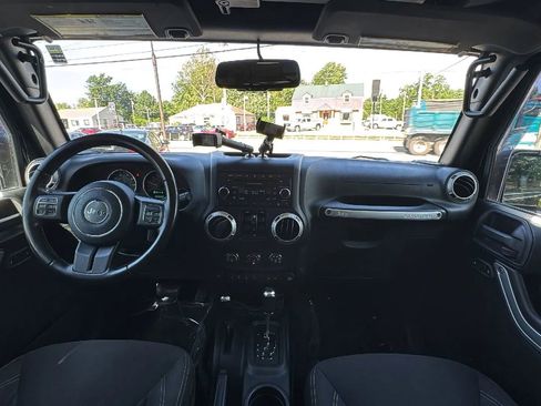 Used 2016 Jeep Wrangler Unlimited Rubicon w/ Connectivity Group AWD/4WD image 9