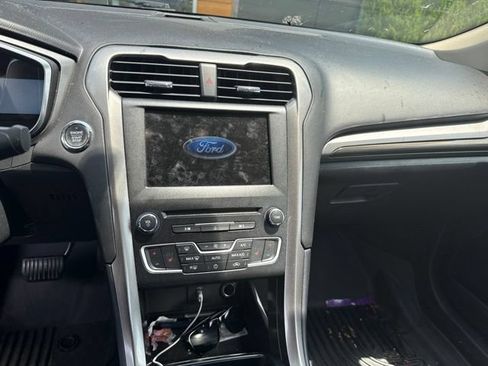 Used 2018 Ford Fusion SE w/ Fusion SE Technology Package FWD image 8