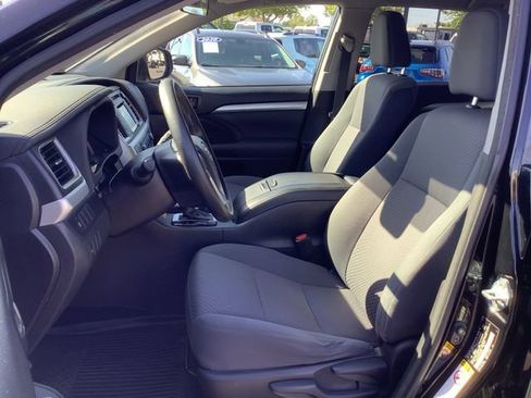 Used 2018 Toyota Highlander LE FWD image 8
