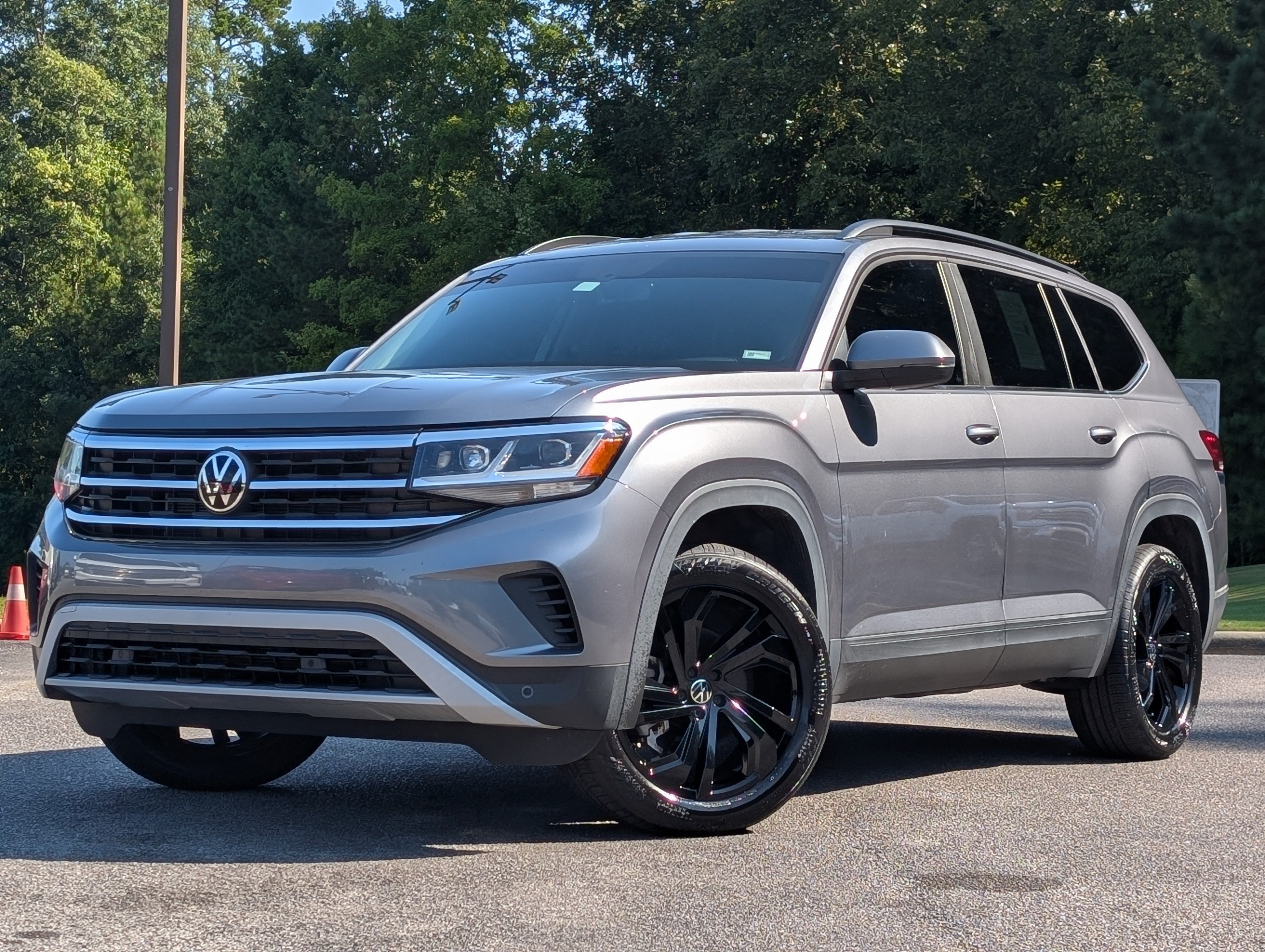 Used 2023 Volkswagen Atlas SE w/ Black Wheel Package FWD image 4