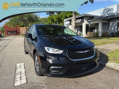 Used 2024 Chrysler Pacifica Select