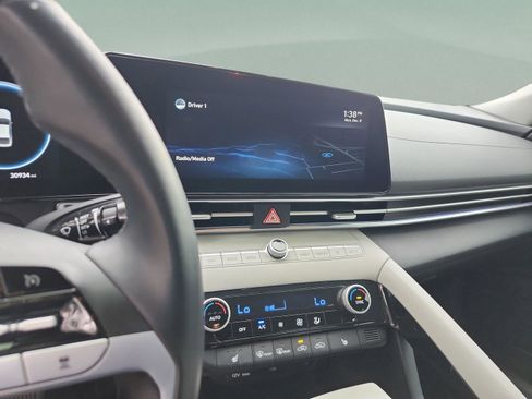 Used 2022 Hyundai Elantra Limited image 11